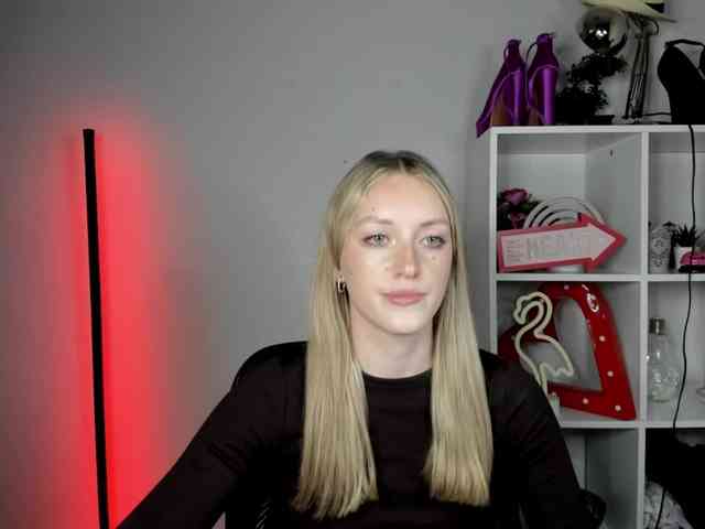 EvelynBlond26 webcam