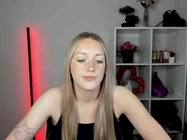 EvelynBlond Live Webcam on BongaCams