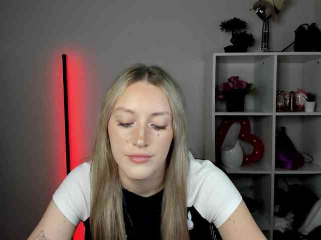 EvelynBlond26 webcam