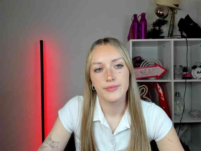 EvelynBlond26 webcam