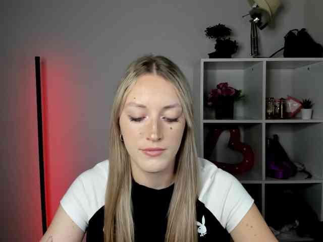 EvelynBlond26 webcam