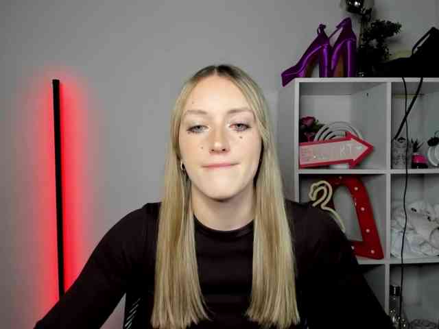 EvelynBlond26 webcam