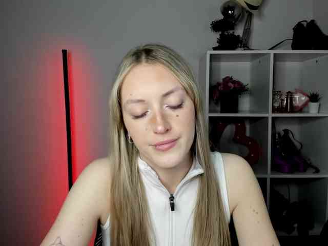 EvelynBlond26 webcam