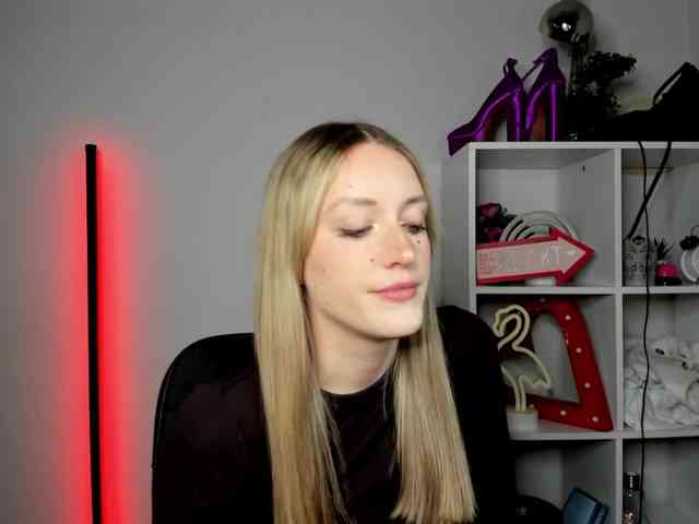 EvelynBlond26 webcam