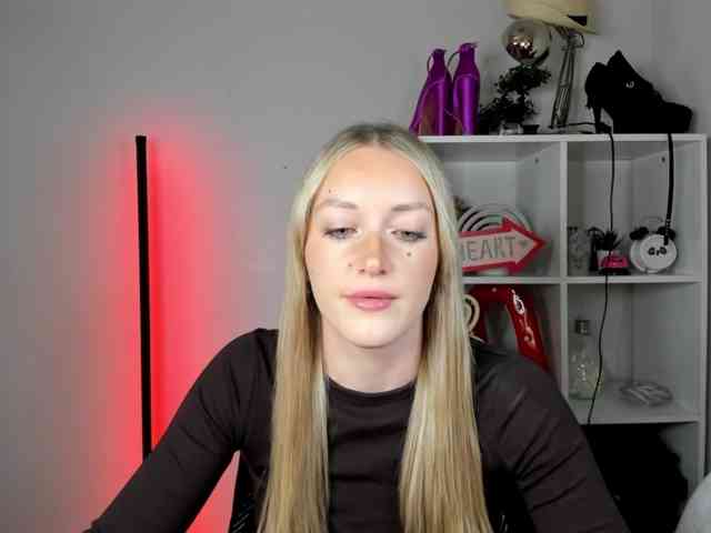 EvelynBlond26 webcam