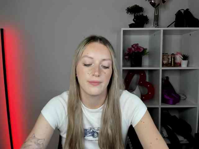EvelynBlond26 webcam