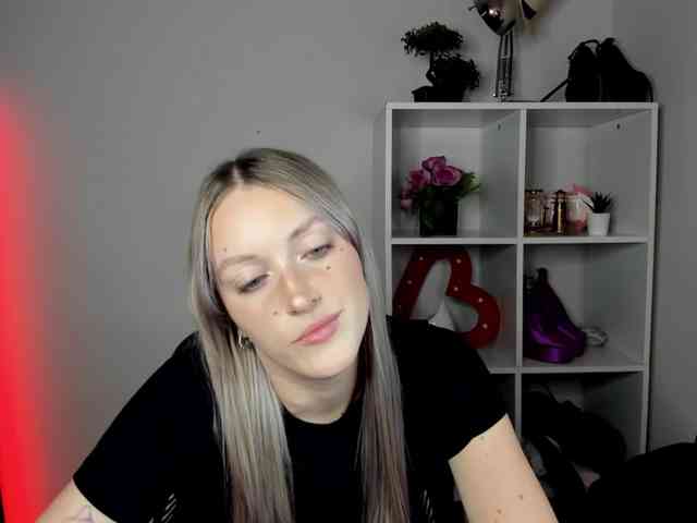 EvelynBlond26 webcam