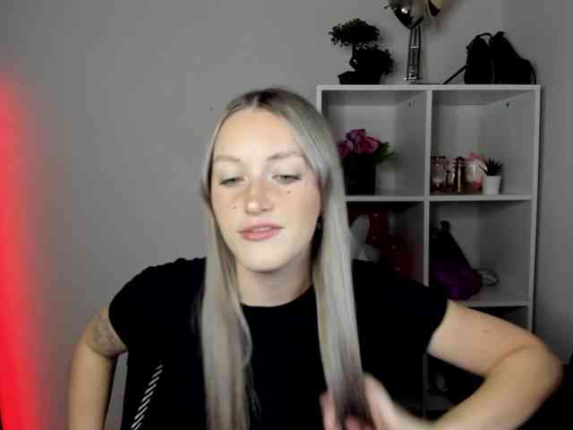 EvelynBlond26 webcam