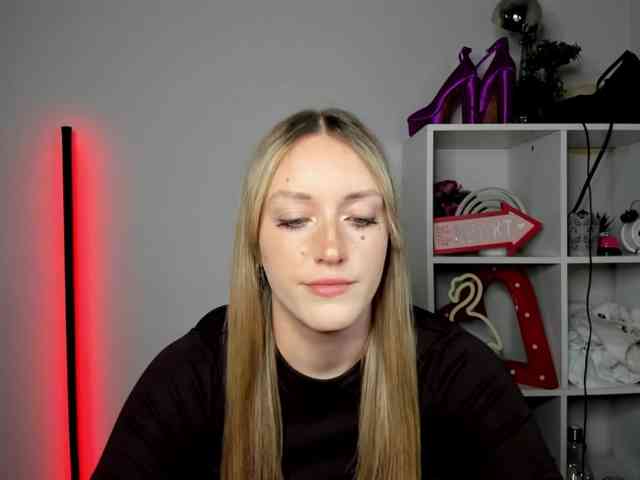 Model: EvelynBlond26