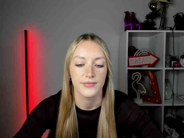 EvelynBlond26 webcam