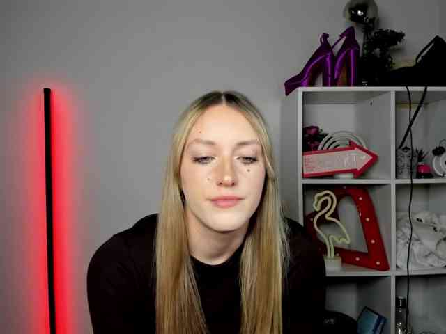 EvelynBlond26 webcam