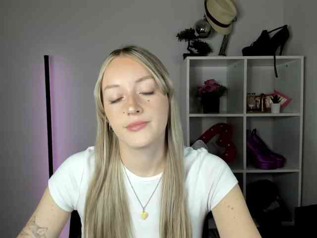 EvelynBlond26 webcam