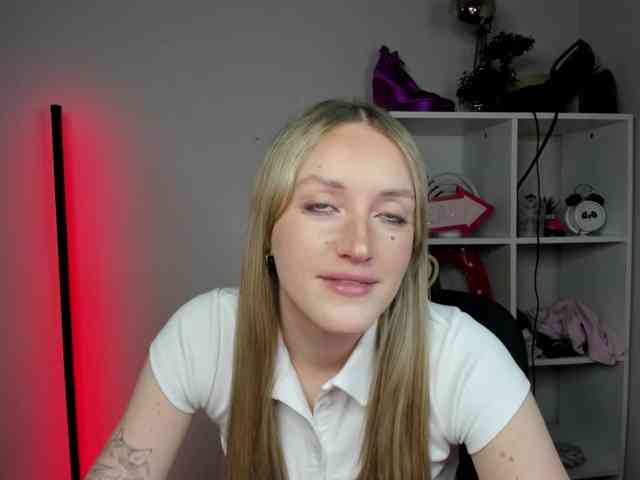 EvelynBlond26 webcam