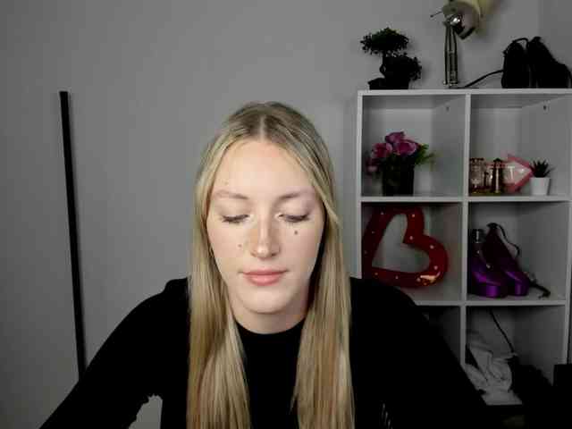 EvelynBlond26 webcam