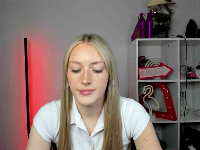 EvelynBlond26 webcam