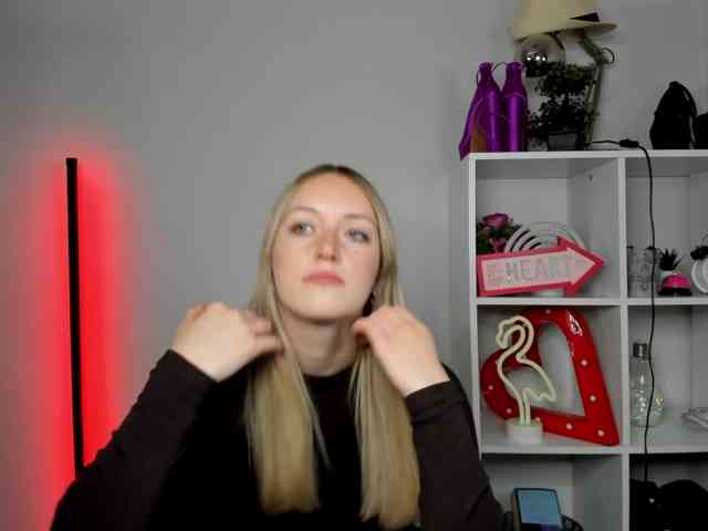 Model: EvelynBlond26
