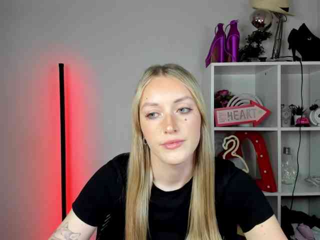 EvelynBlond26 webcam