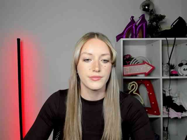 EvelynBlond26 webcam