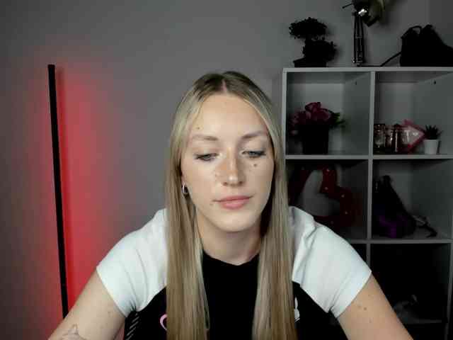 EvelynBlond26 webcam