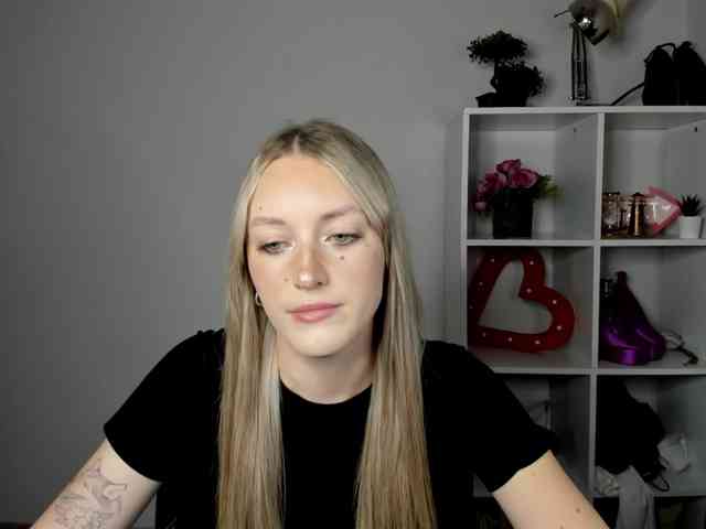 EvelynBlond26 webcam
