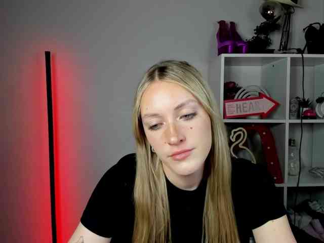 EvelynBlond26 webcam