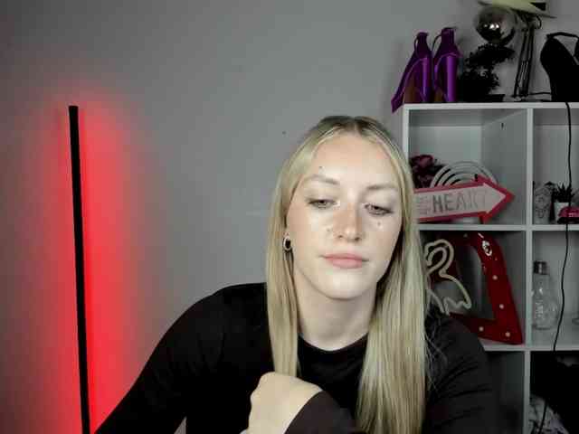 EvelynBlond26 webcam