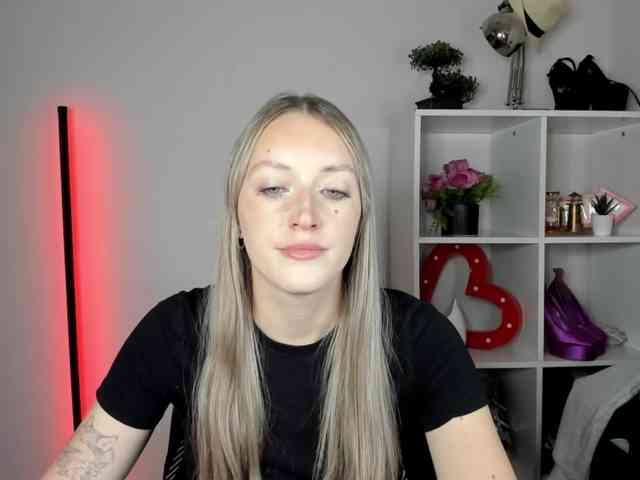 EvelynBlond Live Webcam on BongaCams