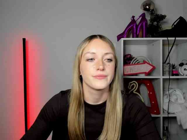 EvelynBlond26 webcam