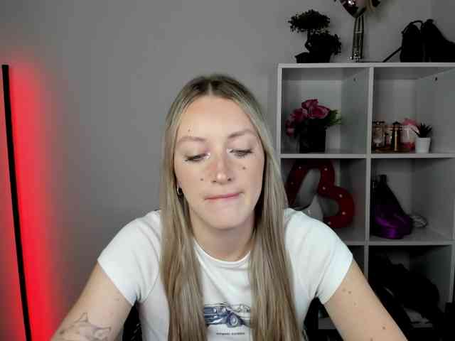 EvelynBlond26 webcam
