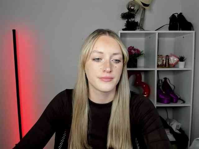 EvelynBlond26 webcam