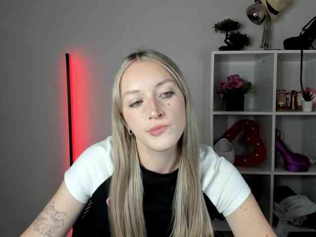 EvelynBlond26 webcam