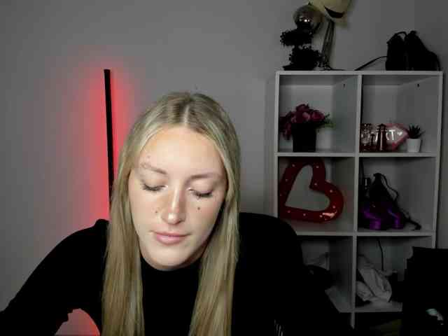 EvelynBlond26 webcam