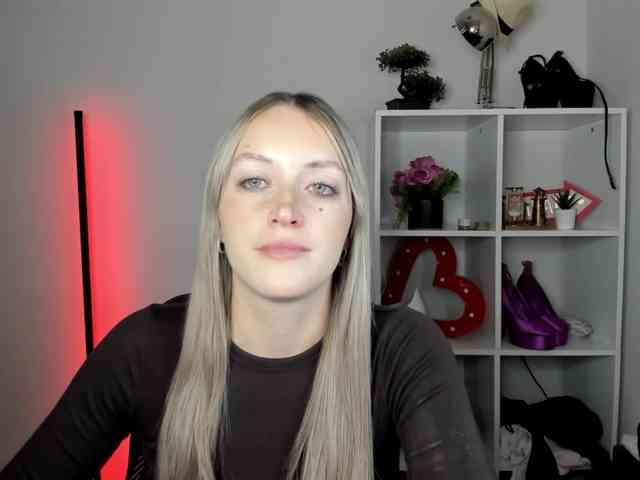 EvelynBlond26 webcam