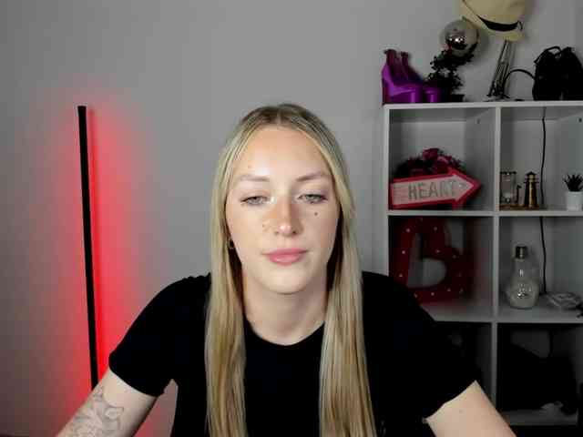 EvelynBlond26 webcam