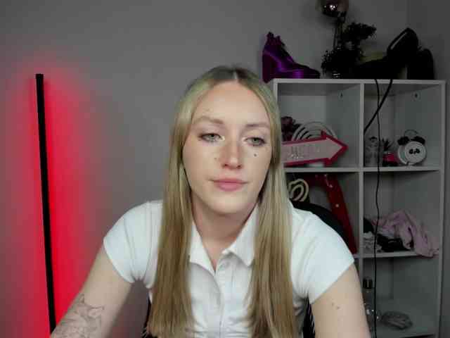 EvelynBlond26 webcam