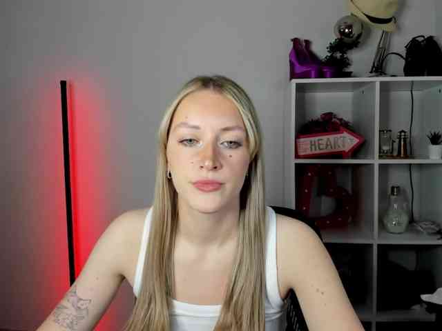 EvelynBlond26 webcam