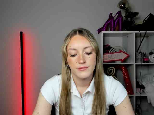 EvelynBlond26 webcam