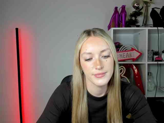 EvelynBlond26 webcam