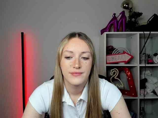 EvelynBlond26 webcam