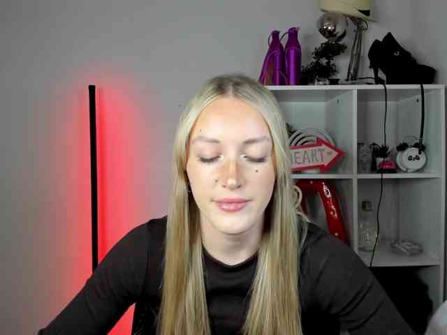 Model: EvelynBlond26