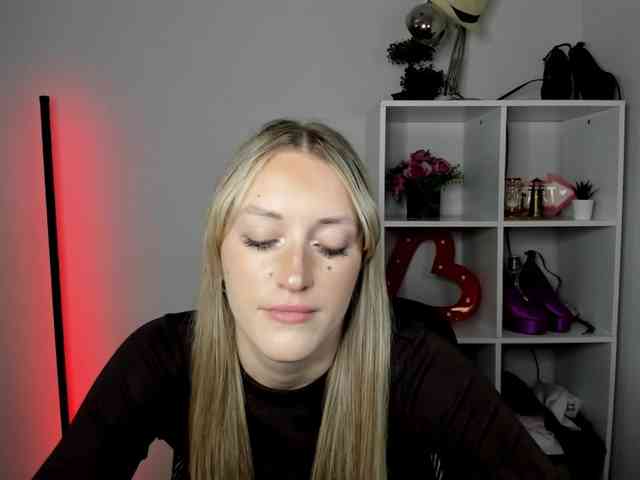 EvelynBlond26 webcam