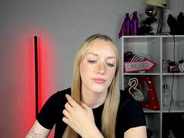 EvelynBlond26 webcam