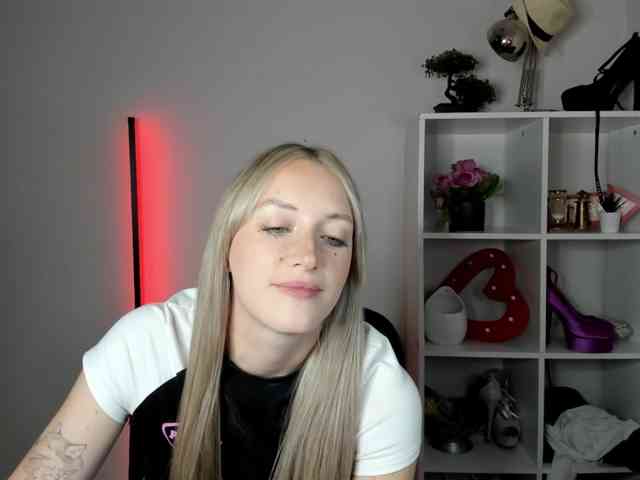 EvelynBlond26 webcam