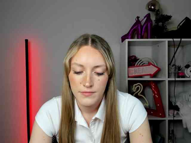 EvelynBlond26 webcam