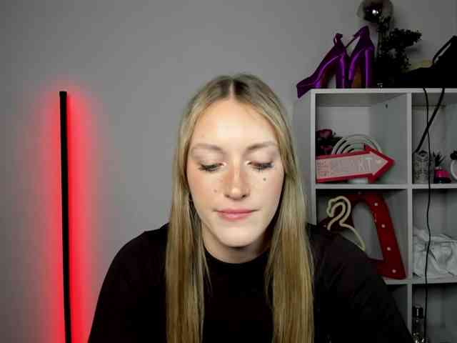 EvelynBlond26 webcam