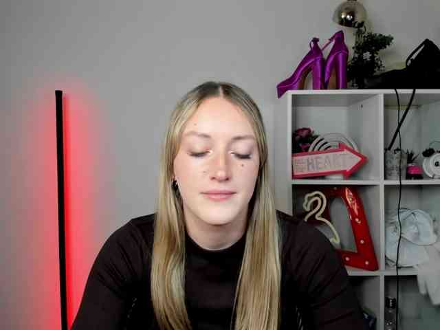 EvelynBlond26 webcam