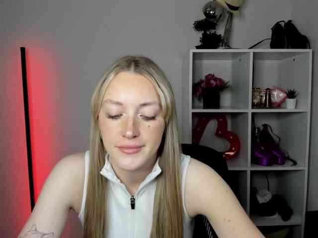 EvelynBlond26 webcam