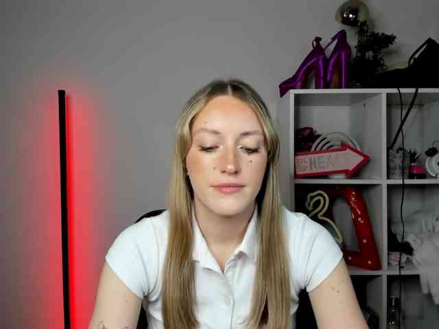 EvelynBlond26 webcam