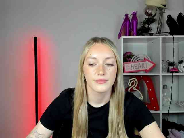 EvelynBlond26 webcam