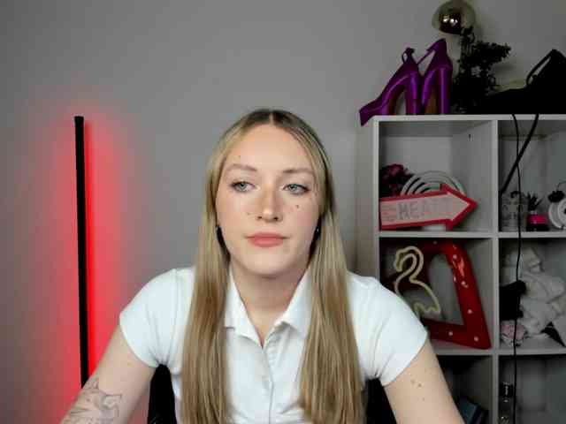 EvelynBlond26 webcam